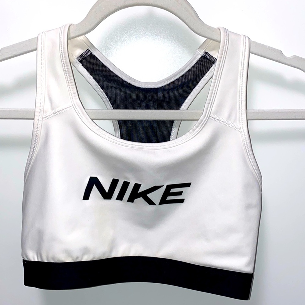 NICE BLACK&WHITE *NIKE* LOGO SPORT BRA!
